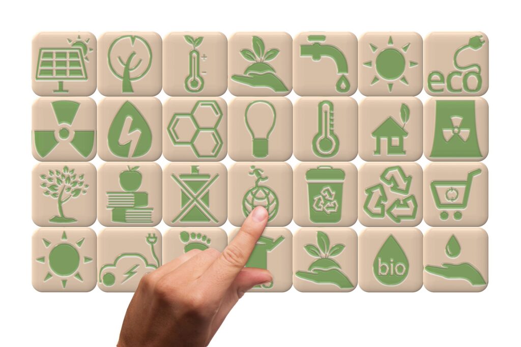 Zeigefinger auf grüne Symbole (Sonne, eco, Glühbrine u.v.m.) (geralt auf Pixabay)